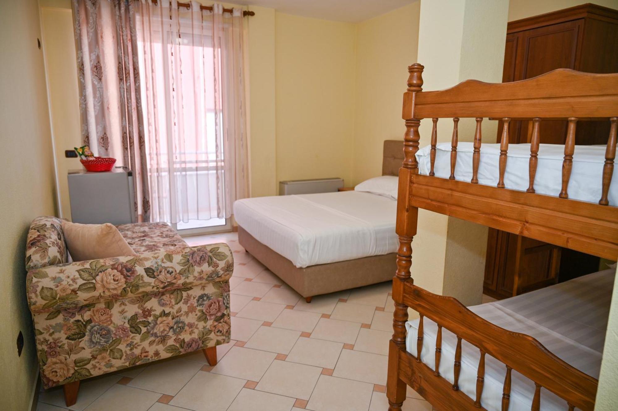 Hotel Vila Emes Durres Exterior photo